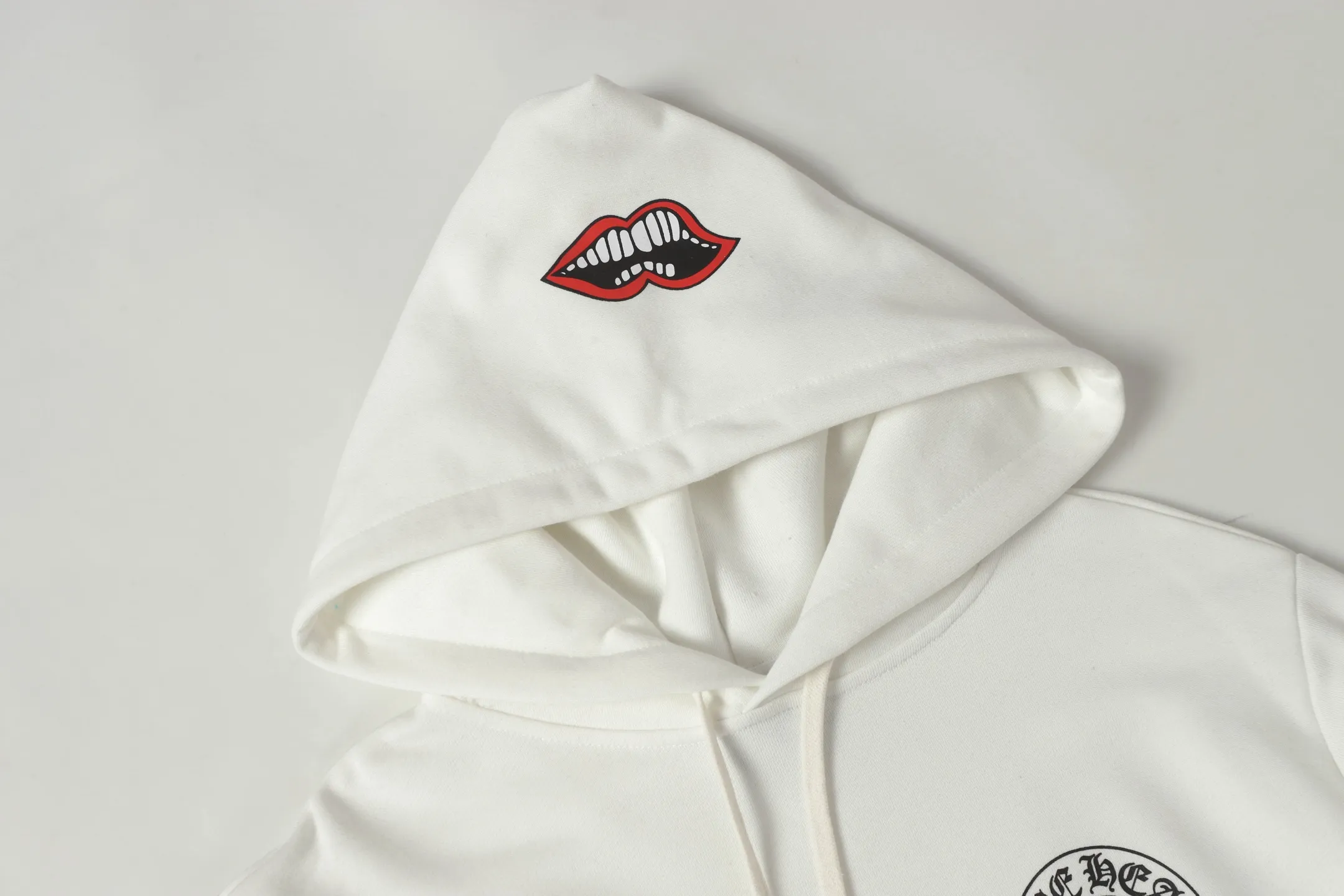 P240 Cross-border model, please do not place an order if you are pursuing quality - Chrome Hearts/Chrome Hearts Lips👄 Horseshoe Sanskrit printed hooded sweatshirt - High weight, high density, high quality, soft, delicate and skin-friendly wool, soft and silky to the touch, excellent warmth and skin-friendly properties - Custom-woven and dyed, no color difference, no matter the fabric or workmanship details, beat the ordinary version on the market - Hardware zipper accessories are all customized, full of details -Colour: black white -Size: S M L XL